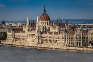 Parlament in Budapest, Ungarn, mit Skyline und Donau