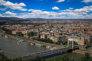 Budapest, Ungarn, Blick von oben auf die Donau und Elisabethbrücke